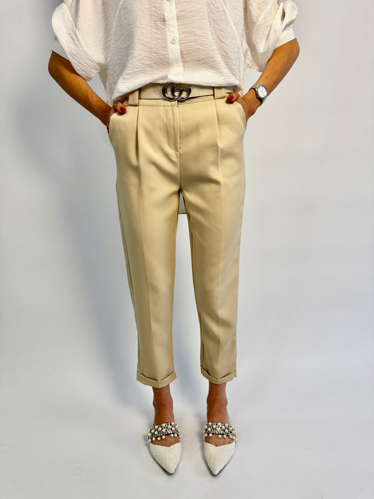 Pantalon bej cu curea