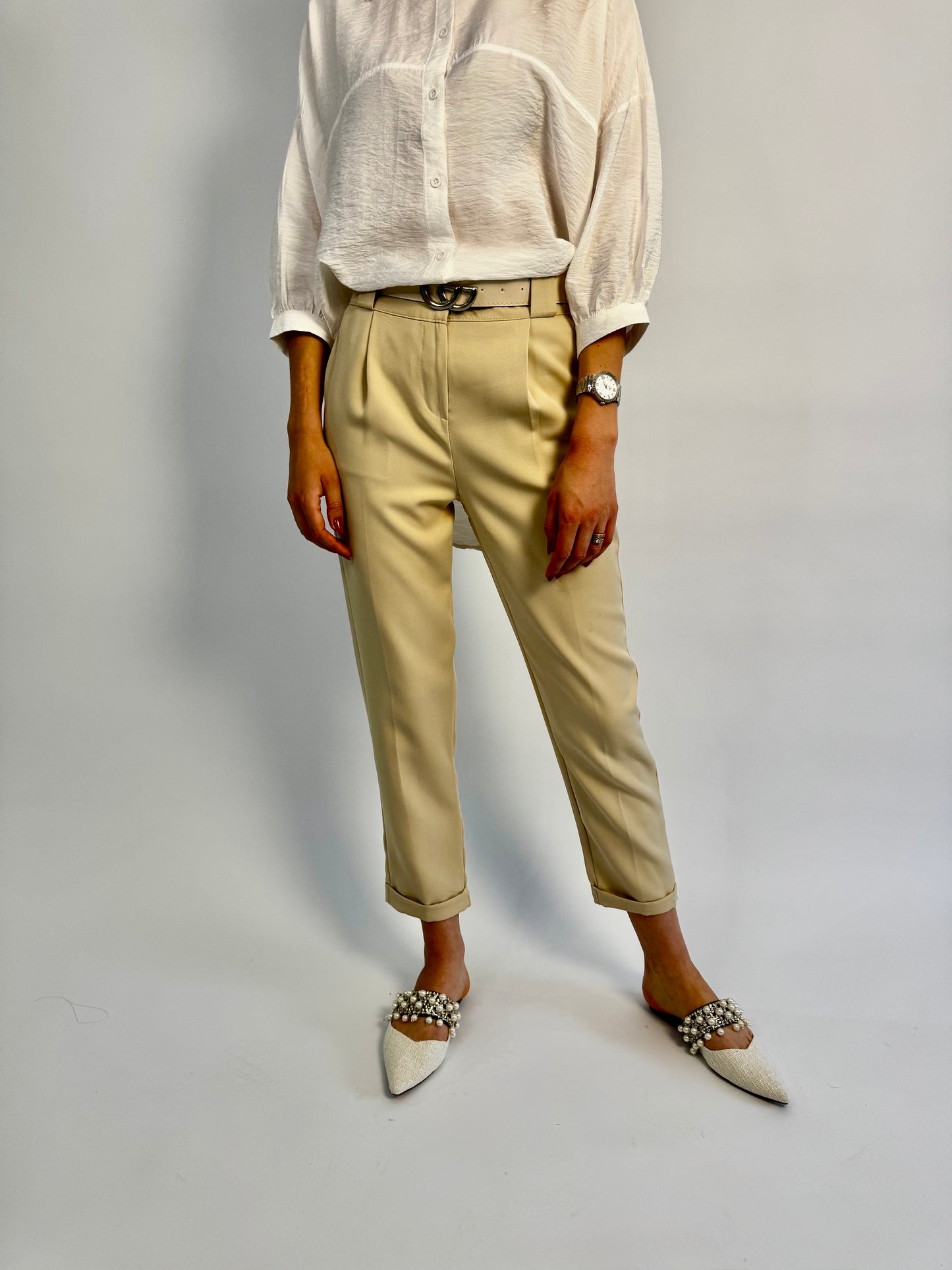Pantalon bej cu curea