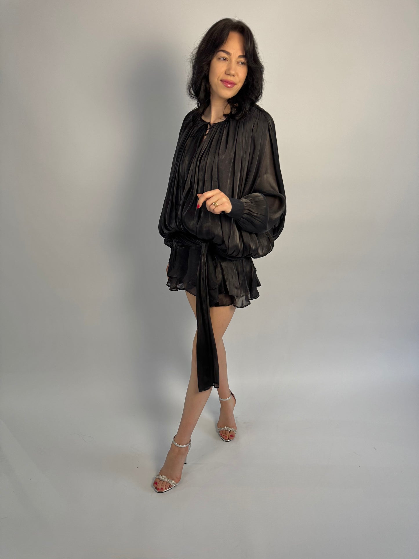 Rochie neagră scurtă cu mâneci lungi