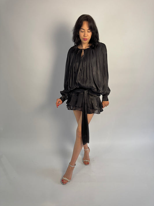 Rochie neagră scurtă cu mâneci lungi