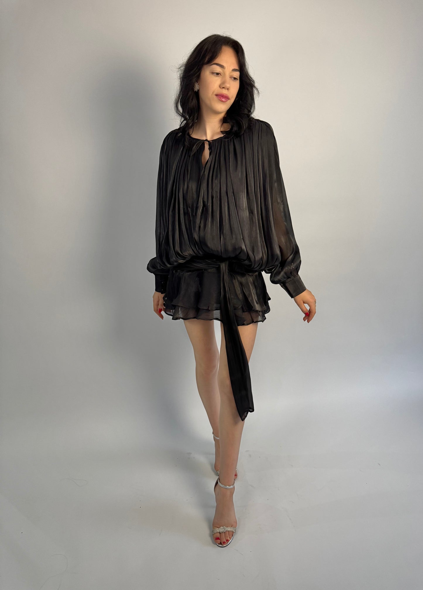Rochie neagră scurtă cu mâneci lungi