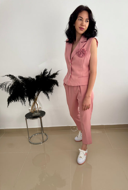 Vesta si pantalon